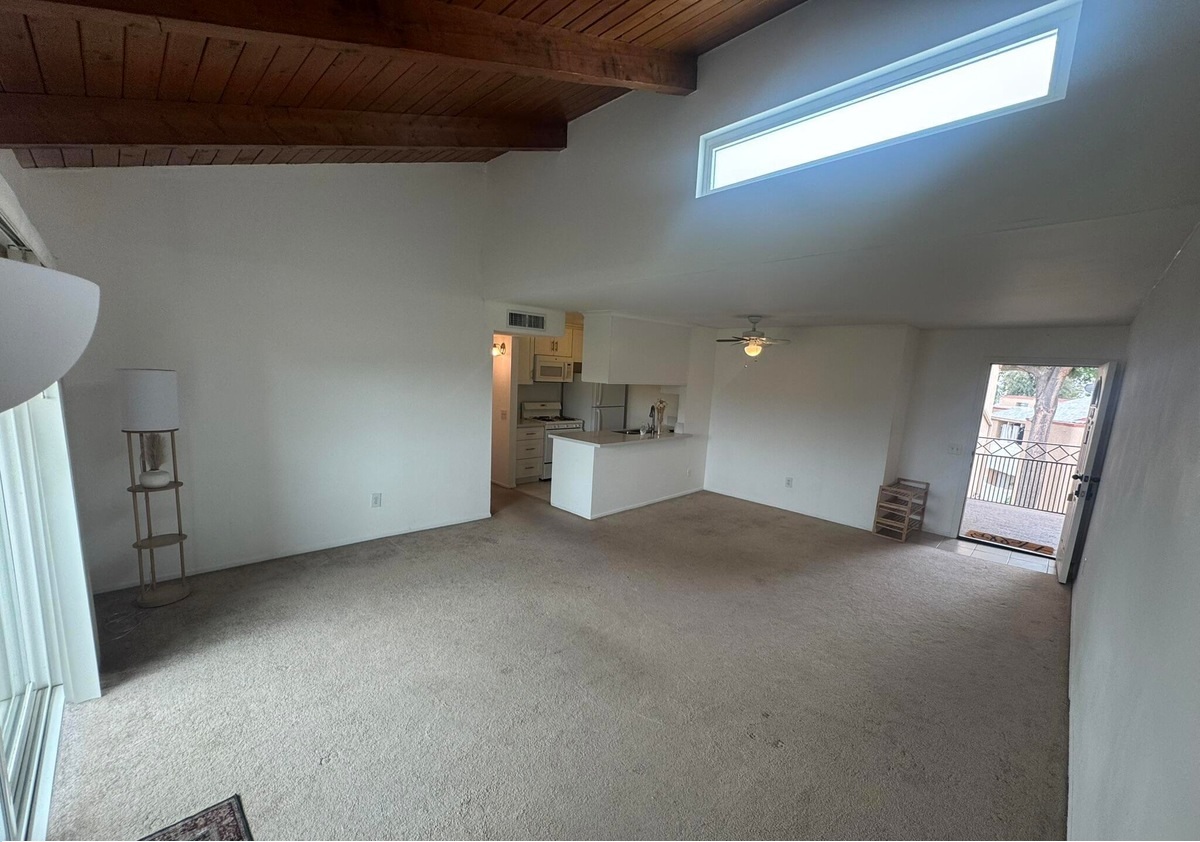 Top floor condo in Porter Ranch for rent