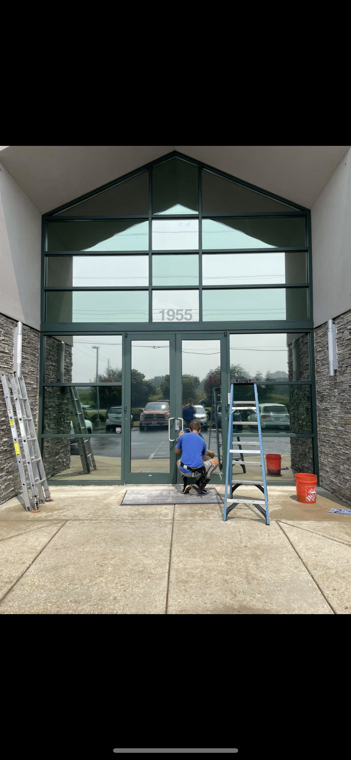 Keenwick Commercial Window Cleaning – Clear Glass, Professional Image