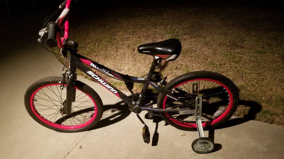 Pennysaver Schwinn Falcon 20 Bicycle Girls With Training Wheels Excellent Shape In Los Angeles California Usa
