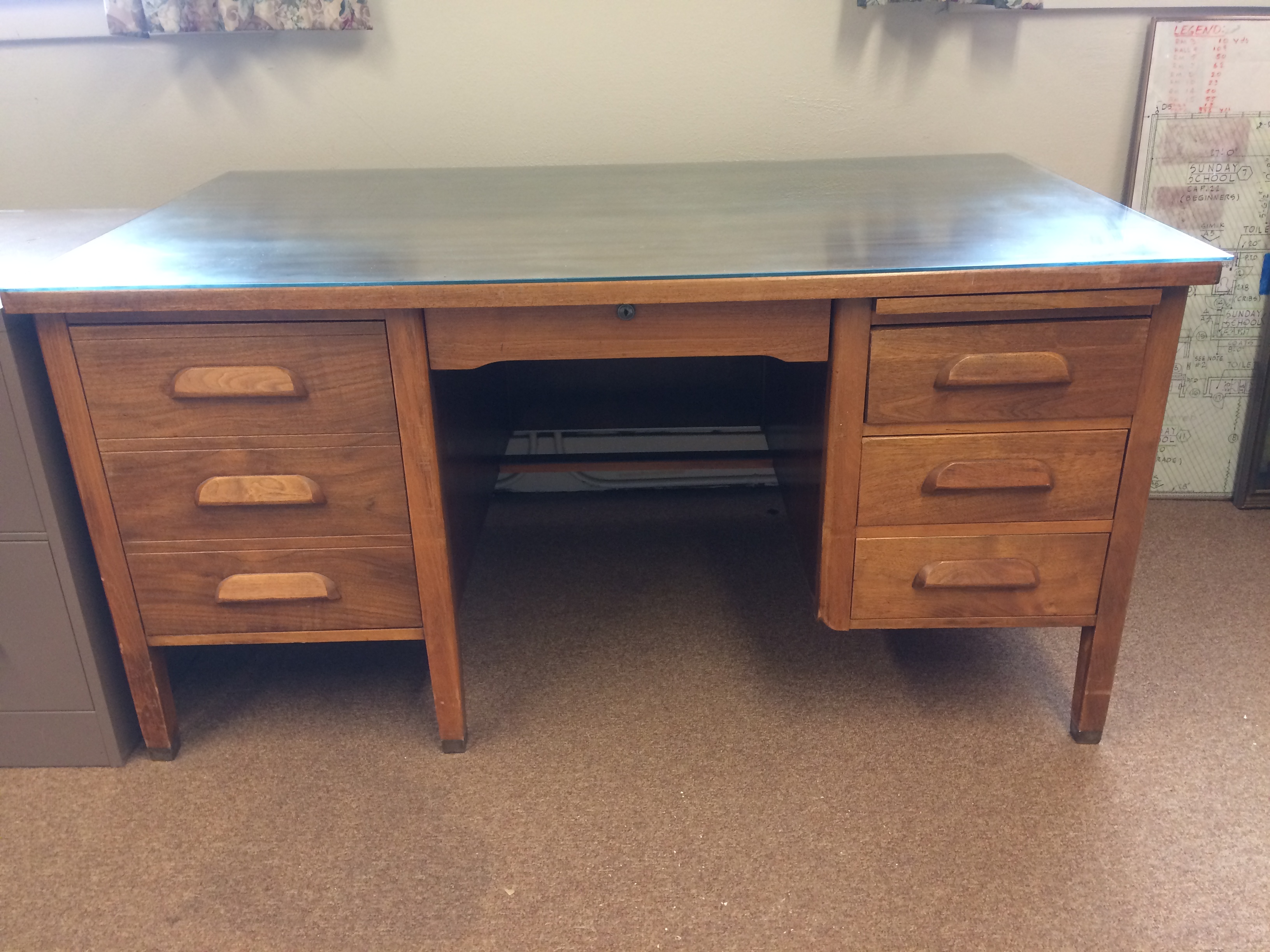 Pennysaver Wood Desk In Cowlitz Washington Usa