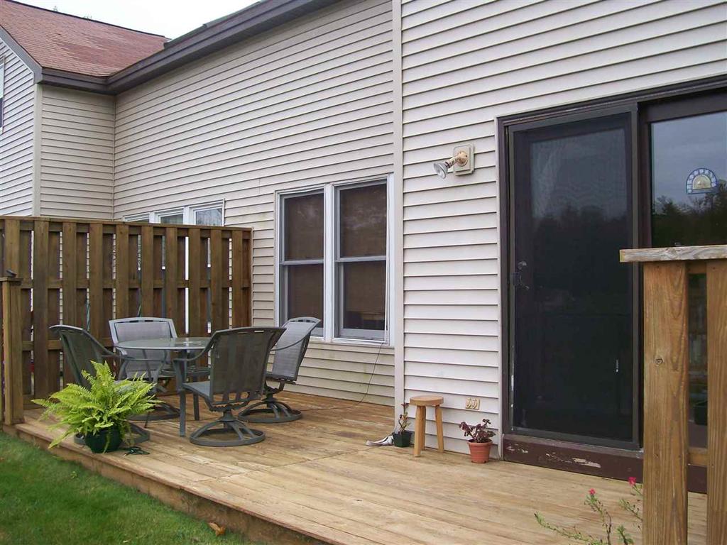 2BR/1.5BA  Dustin Homestead townhouse style condo w/ car garage! Only mins to shopping, etc.