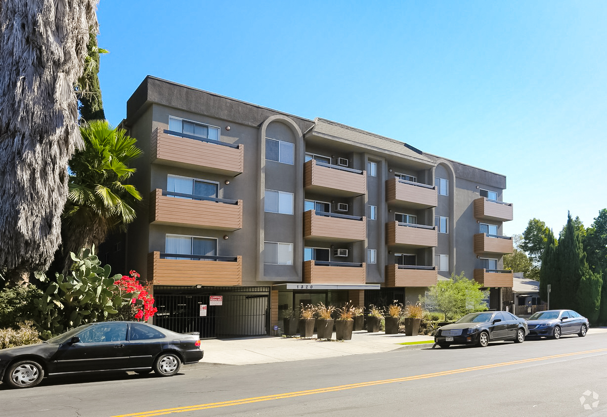 WE OFFER PLACE IN ROOM IN HOLLYWOOD FOR A LONG TERM