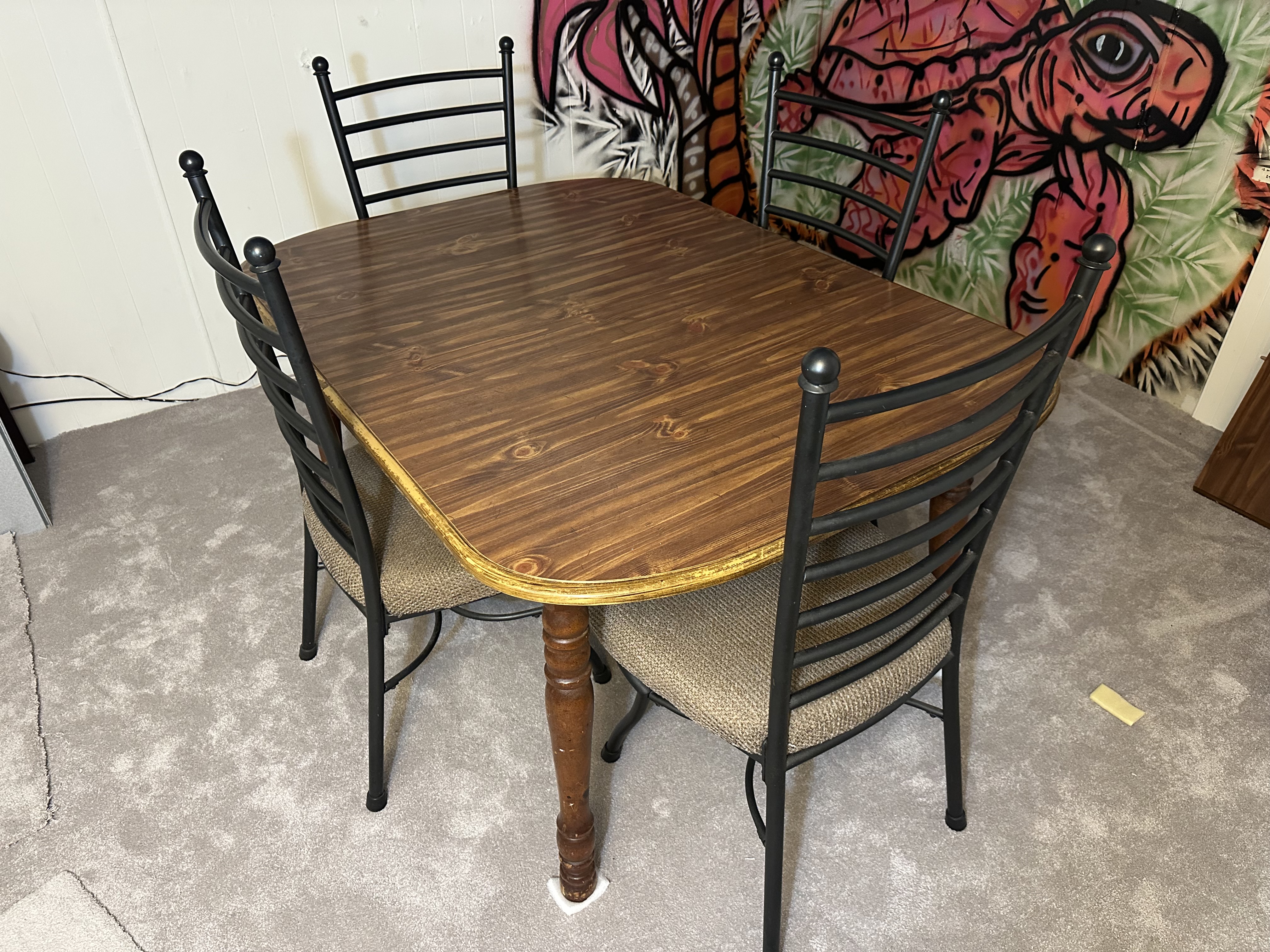 Table real wood and 4 nice chairs