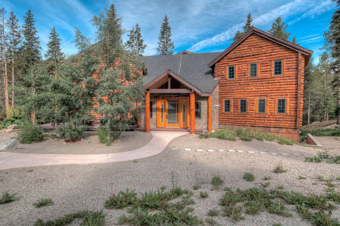 The LOG Lodge gorgeous views in the woods of Breck