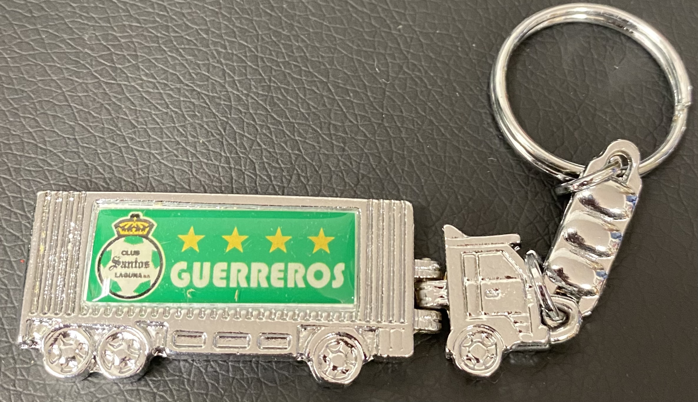 Gran venta de ańo de liquidación,  mas de 40k mayoría llaveros deportivos, collares y pulseras.