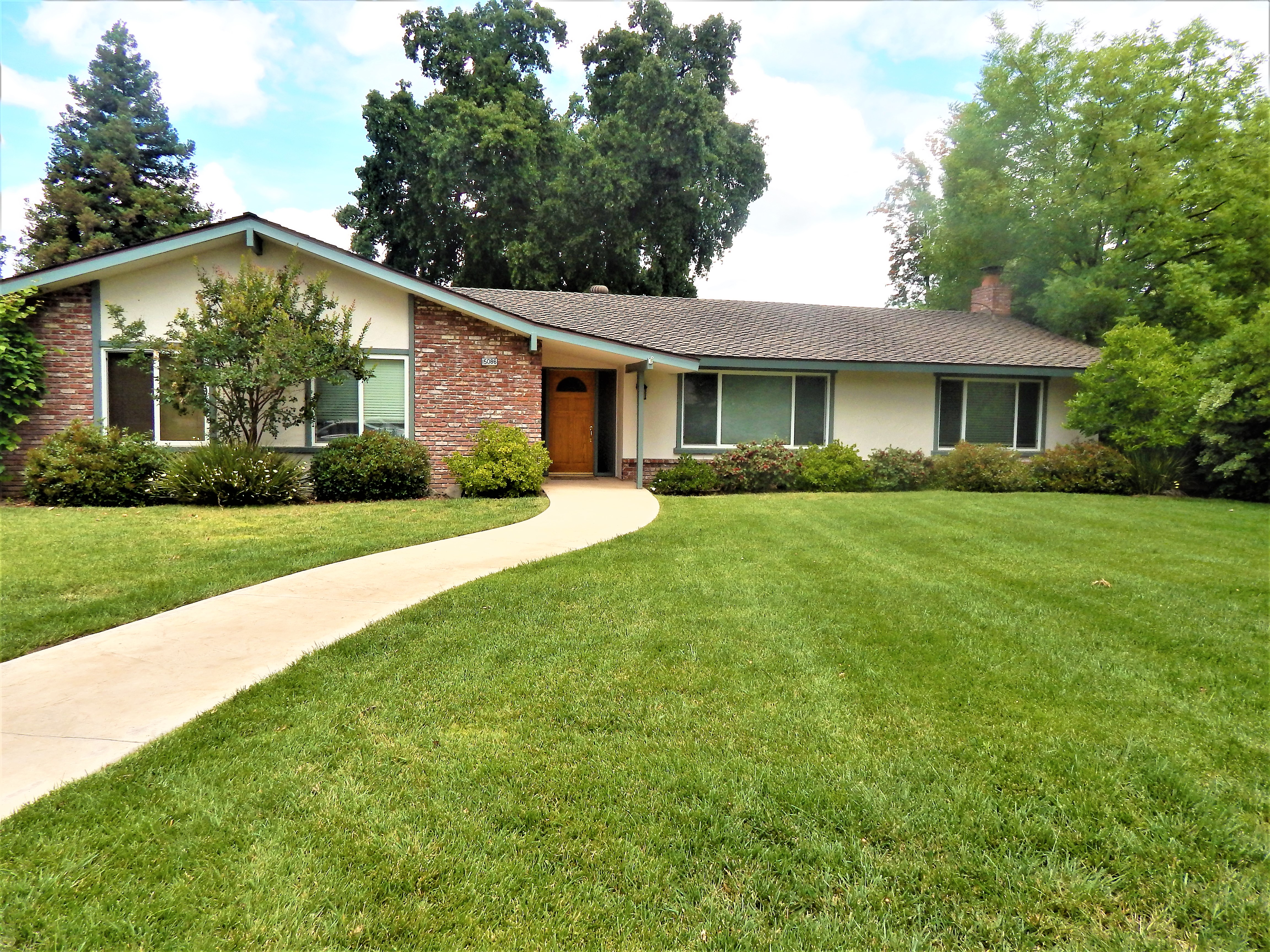 Lovely Home in Visalia's Oak Ranch!  15086 Avenue 312.