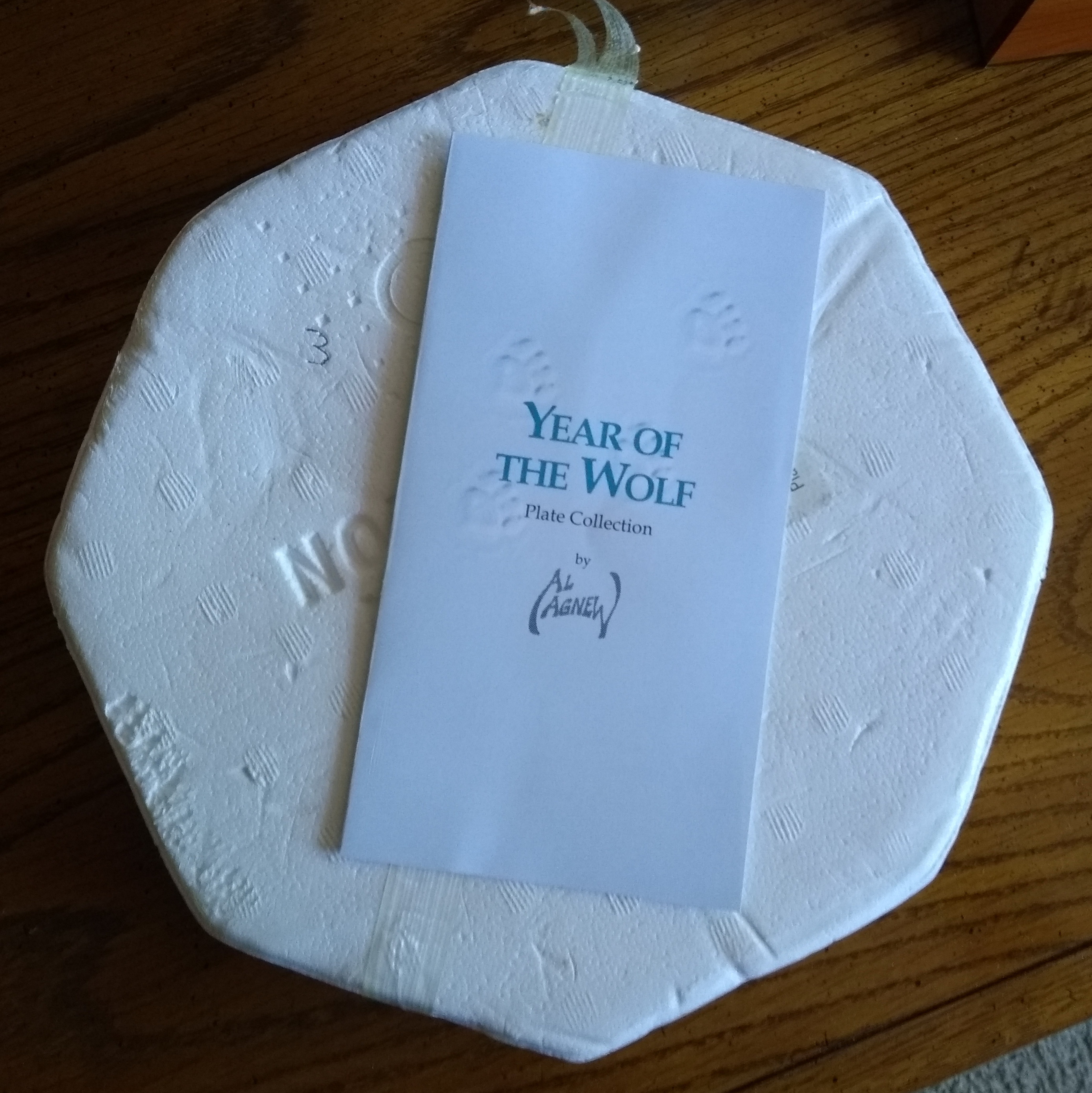 BROKEN SILENCE WOLF PLATE