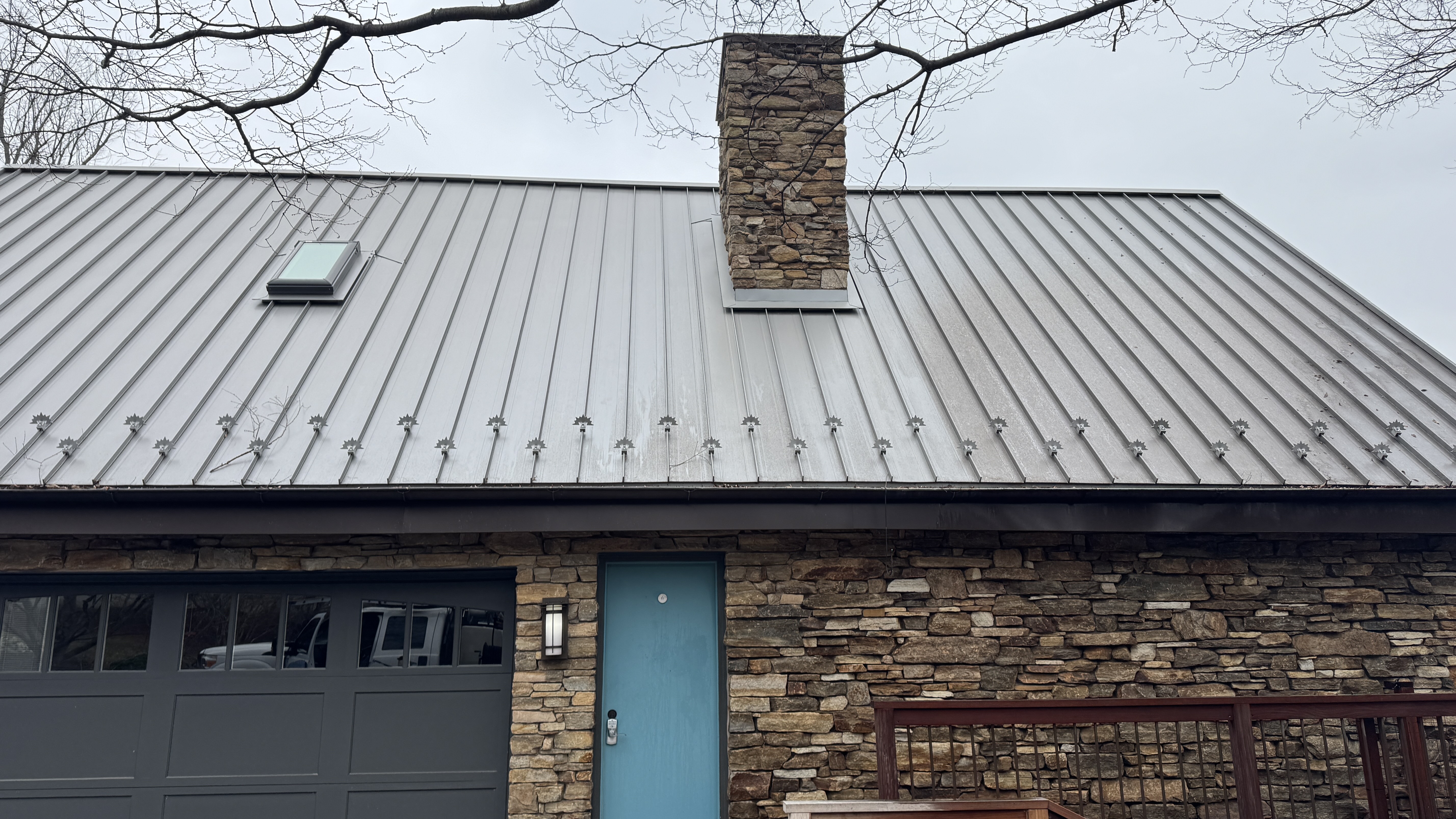 Roof Washing Services in Edgewater – Gentle on Your Roof, Tough on Grime