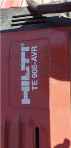 HILTI TE 905-AVR HEAVY DUTY DEMMO HAMMER W/CASE AND 3 BITS