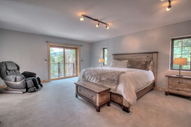 The LOG Lodge gorgeous views in the woods of Breck