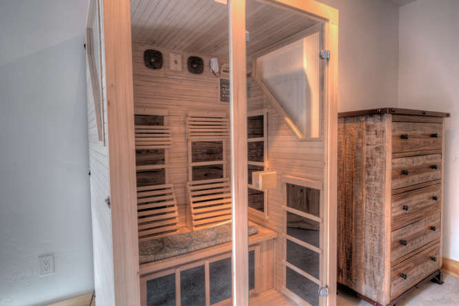 The LOG Lodge gorgeous views in the woods of Breck