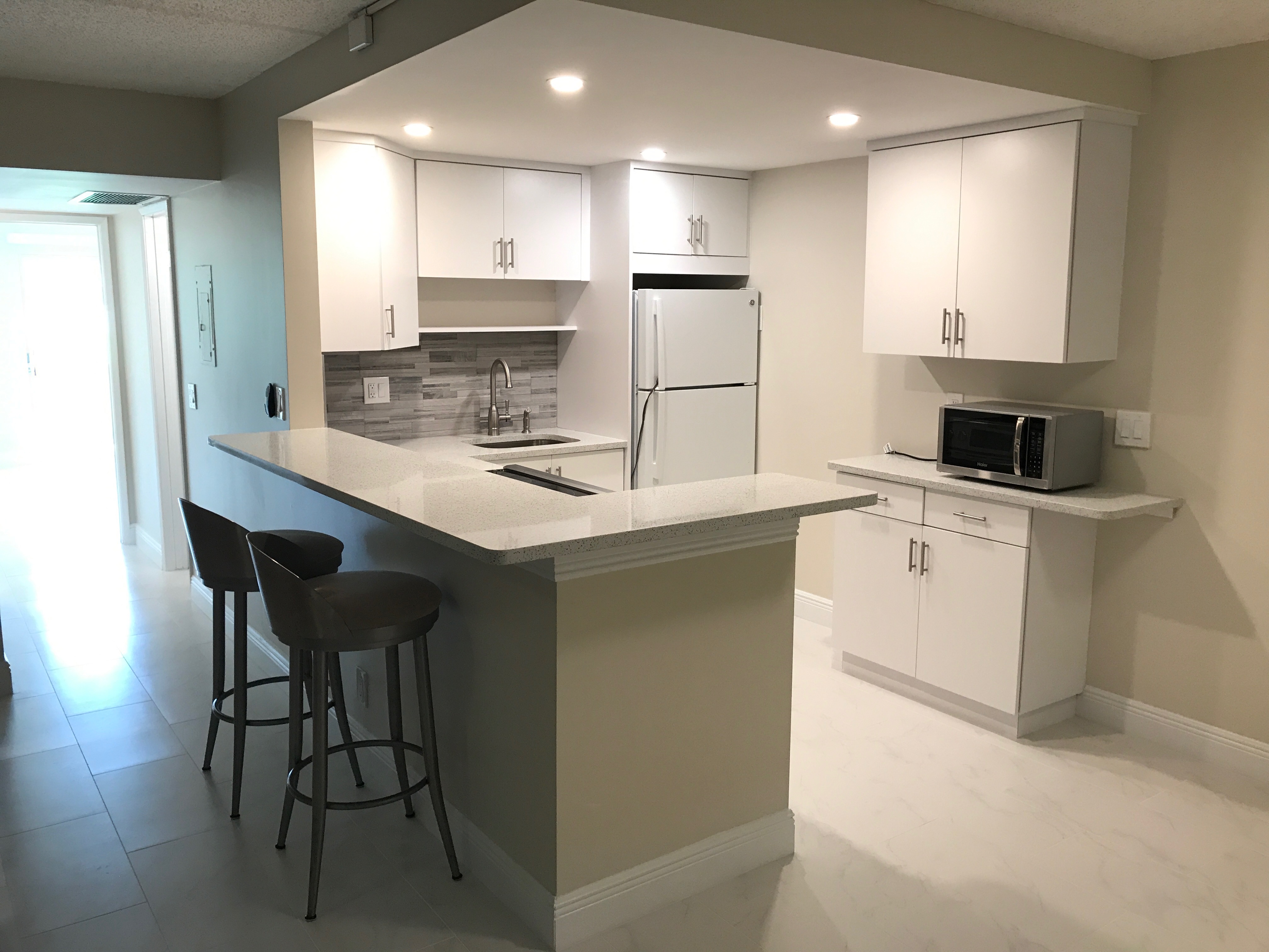 REMODELED APARTMENT FOR SALE | Palm Springs, FL | 2 Bed | 1.5 Bath | 825 sq.ft