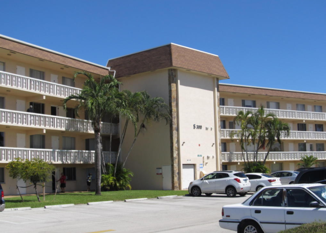 REMODELED APARTMENT FOR SALE | Palm Springs, FL | 2 Bed | 1.5 Bath | 825 sq.ft