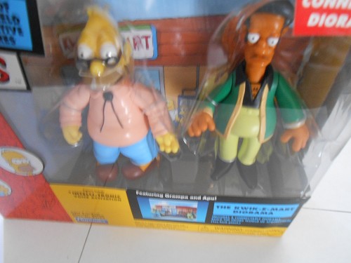 THE SIMPSONS DIORAMA THE KWIK-E-MART PLAYMATES WITH GRAMPA AND APU FIGURES