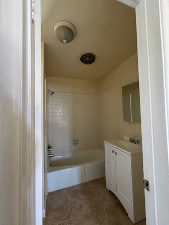 2 BEDROOM SIN SANTA MONICA