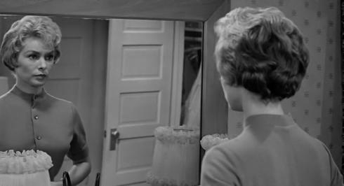 Marion Crane og speglarnir. Atriðið sýnir vel tvískipta sál hennar.