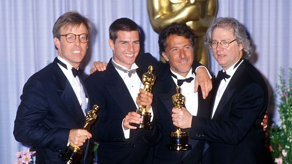 Ánægðir með verðlaunin. Handritshöfundur, Tom Cruse (hvað er hann að gera þarna?), Dustin Hoffman og Barry Levinson, leikstjóri.