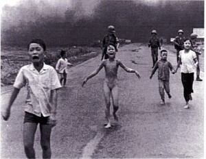 Mynd 4.6. Napalm sprengjur í Vietnam júní 1972.