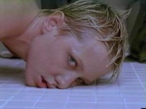 Anne Heche (Marion Crane) í nákvæmlega sömu stöðu í endurgerð Psycho.