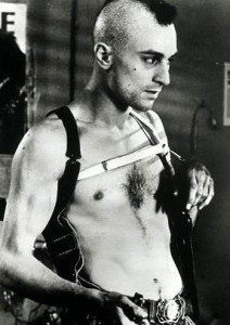 Þegar líða tekur á myndina TaxiDriver þá lítur Travis Bickle svona út.