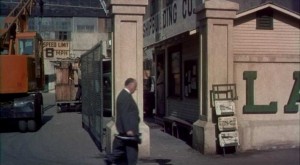 Hitchcock cameo appearance. Leikstjórinn sýnir sig alltaf í sekúndubrot í myndum sínum. Hann var frægur fyrir þetta og nú hermar margir leikstjórar þetta eftir honum.