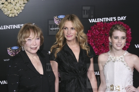 Shirley MacLaine, Julia Roberts and Emma Roberts