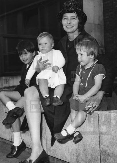 Patricia Neal and her children