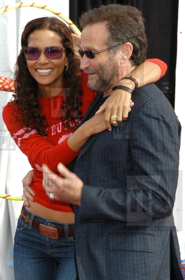 Red Carpet Retro - Halle Berry and Robin Williams