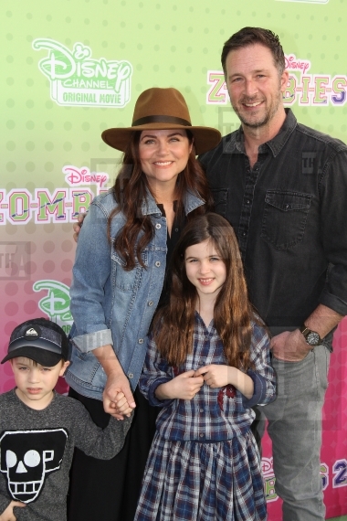 Tiffani Thiessen (L) and her Husband Brady Smith (R) with their kids