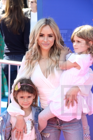Amanda Stanton (c) and daughters Charlie Buonfiglio and Kinsley