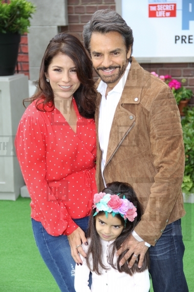 Eugenio Derbez (r), Aitana Derbez and Alessandra Rosaldo