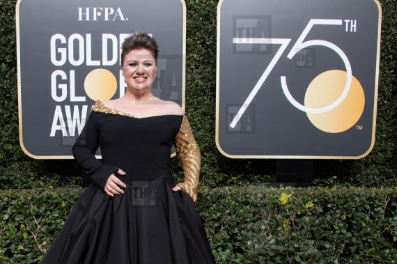 Kelly Clarkson attends the 75th Annual G...