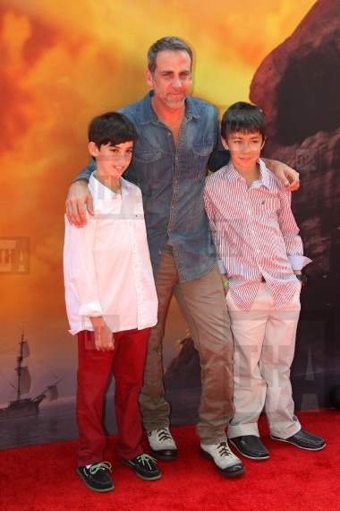 Carlos Ponce and children