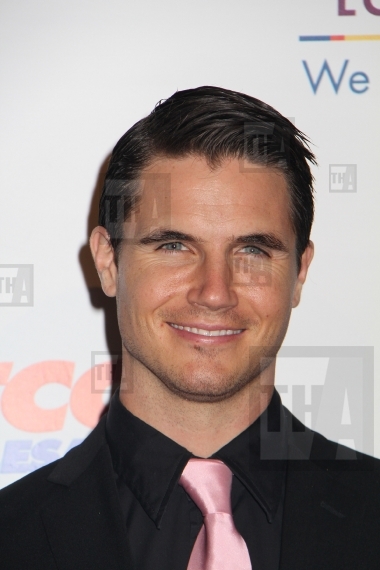 Robbie Amell 